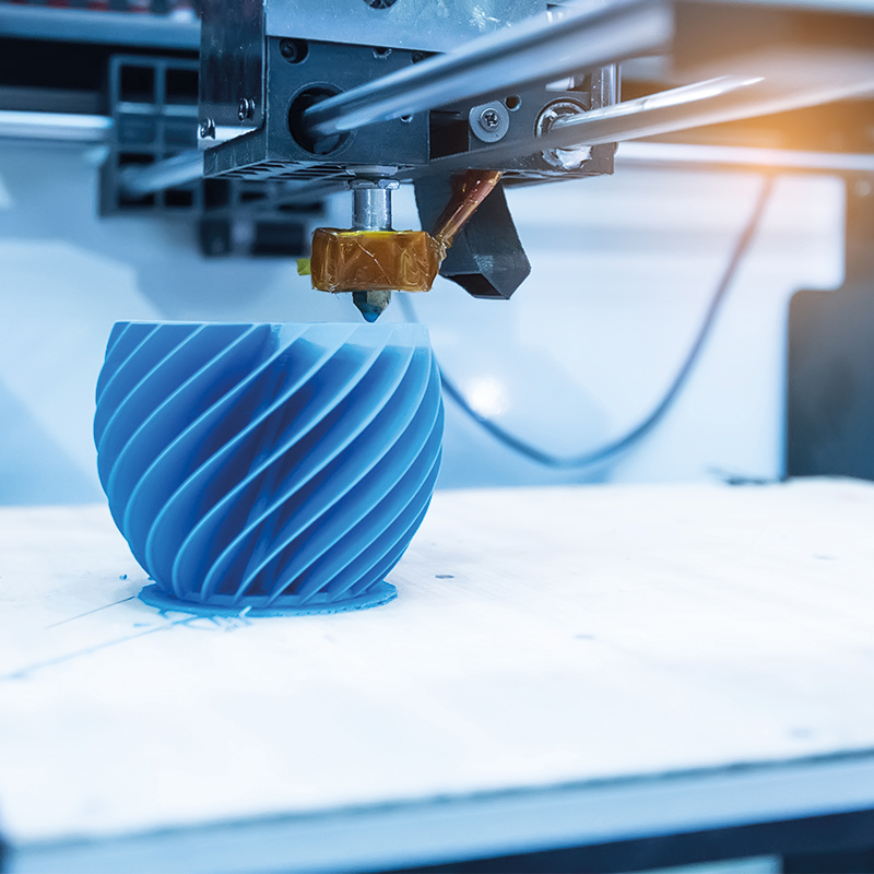 3D-Druck-Schulungen: Während eine Beratung für Konstrukteure stärker an bereits vorhandenes Fachwissen anknüpft, setzt eine Schulung zum Thema Additive Verfahren stärker auf die Vermittlung der 3D-Druck-Grundlagen.